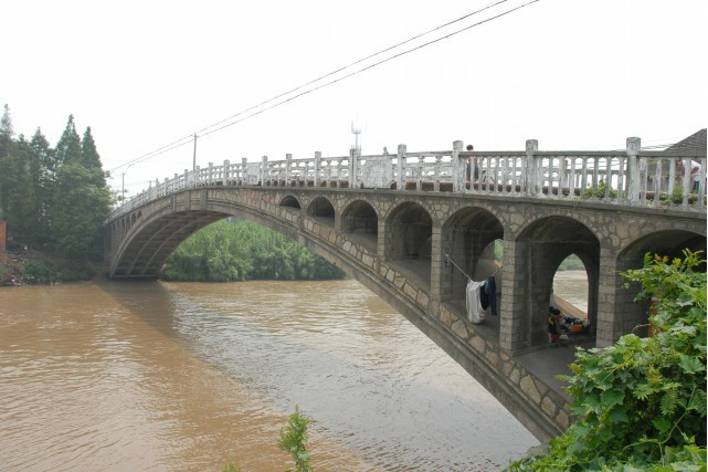  p>罗墅湾向阳桥位于常州市新北区罗溪镇溪东村委北村36号西,为近现代