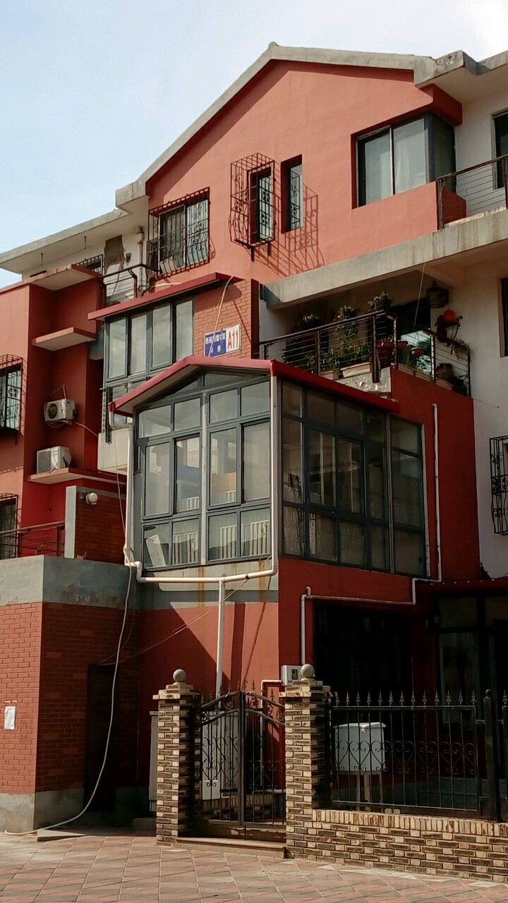  p>西苑别墅洋房位于天津市西青侯台,由天津建委建成,共计房屋50户