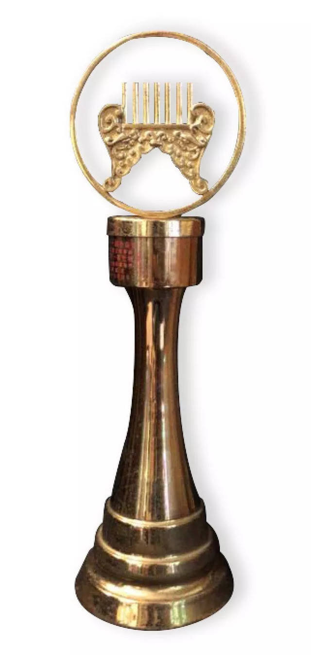  p>第14届台湾金曲奖于2003年8月2日揭晓,陈奕迅莫文蔚称王封后. /p>