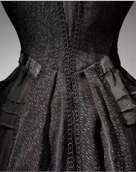 黑色系优雅：19世纪的丧服时尚_百科TA说