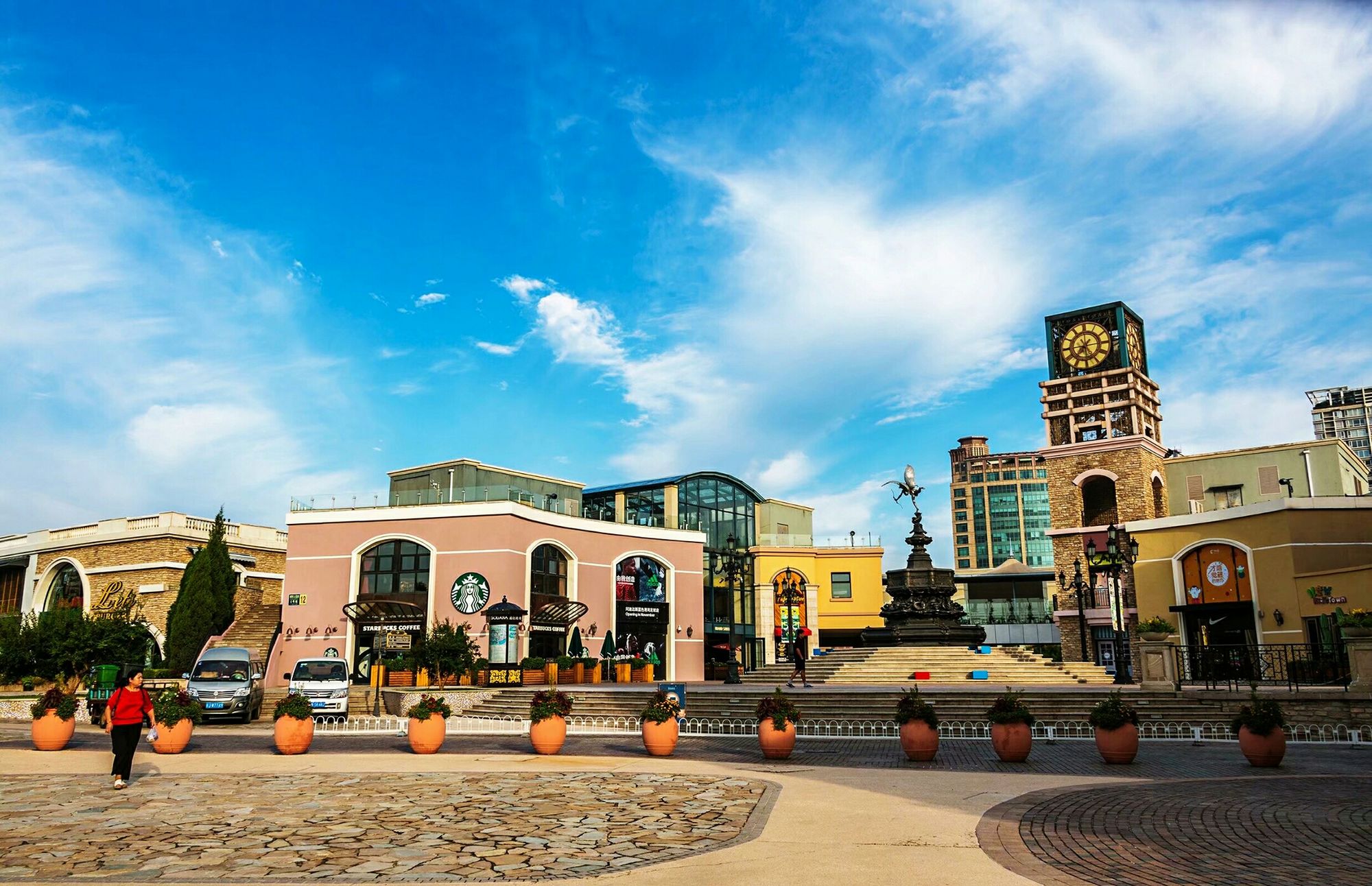 即solana蓝色港湾国际商区,位于北京市朝阳区朝阳公园路6号,朝阳公园