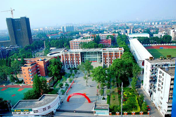 4 high school /i>)简称武汉四中,是湖北省示范学校,湖北省园林式学校