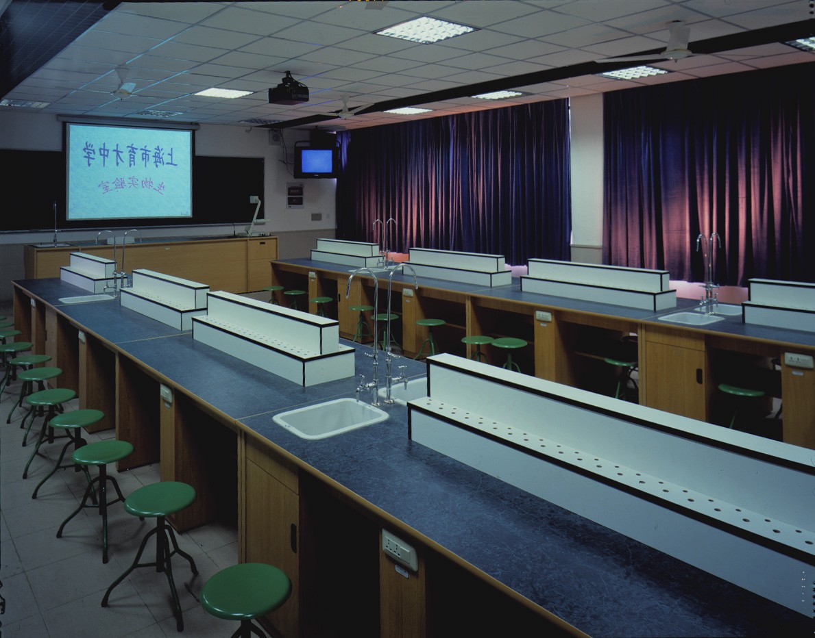  p>上海市育才中学为静安区的一所实验性示范性高中,建校于1901年.