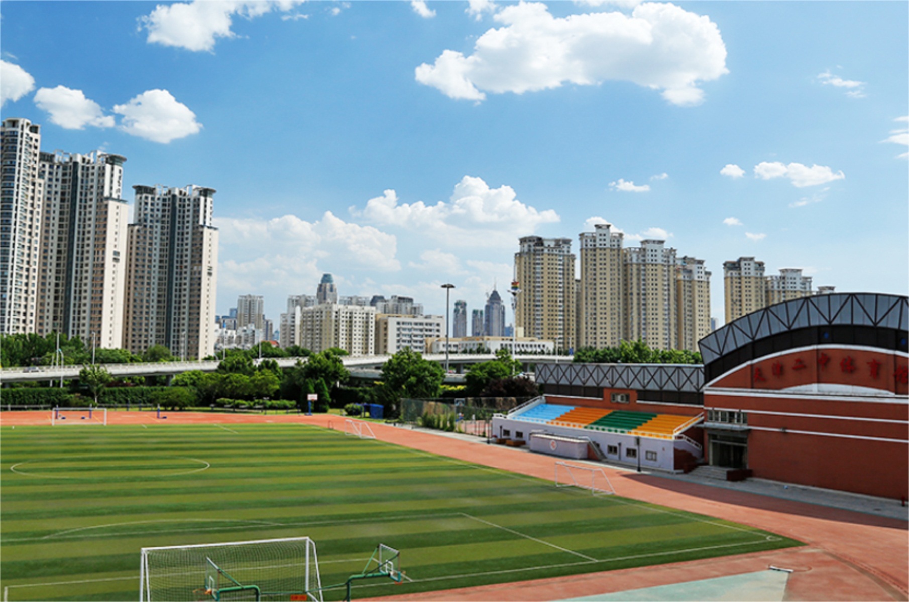  p>天津二中屹立在海河东畔,始建于1947年10月.