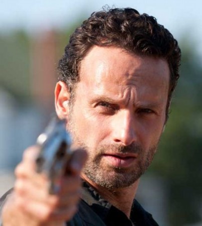 家庭美满的小镇警员瑞克·格莱姆斯在一次追捕逃犯的过程中意外中枪