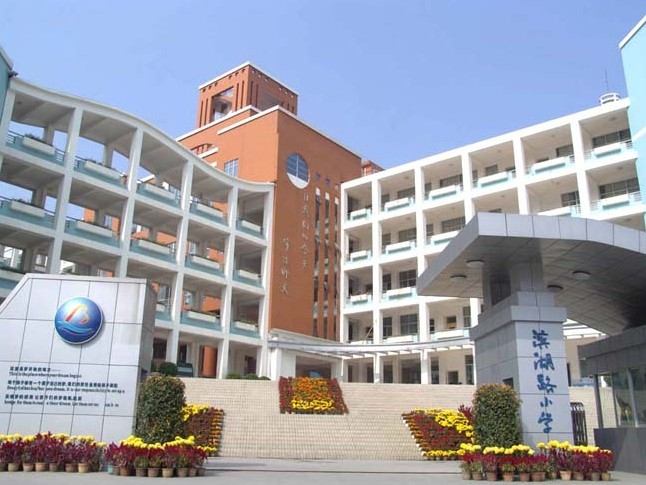  p>南宁市滨湖路小学,是一所高起点,高标准,高品质,高品位的现代化