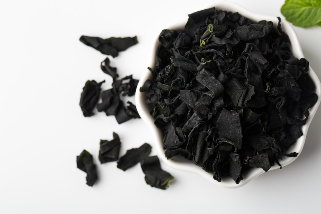  p>螺旋藻(学名: i>spirulina /i>),属于蓝藻门,蓝藻纲,颤藻科,螺旋藻