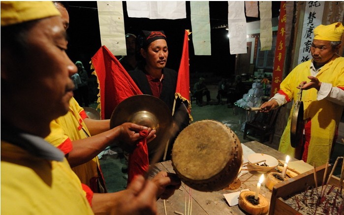  p>打绕棺,又称"穿花舞","跳丧舞","打安庆","穿丧堂"等,由佛教法事