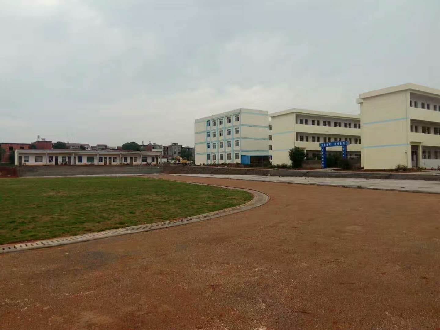  p>宿松县许岭初级中学始建于2002年,由原许岭高级中学初中部和灯塔