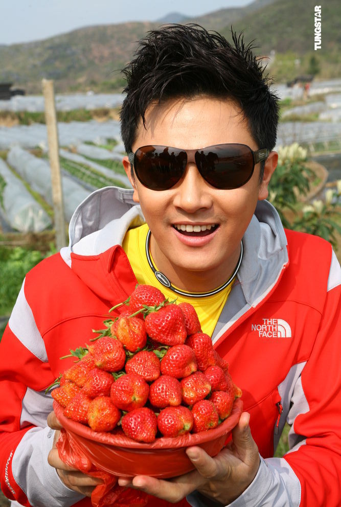  p>印小天,1978年9月23日出生于辽宁省沈阳市,中