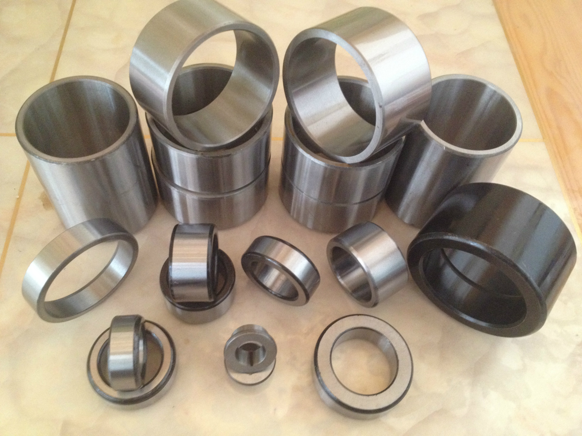  p>衬套是用于机械部件外,以达到密封,磨损保护等作用的配套件,是指起