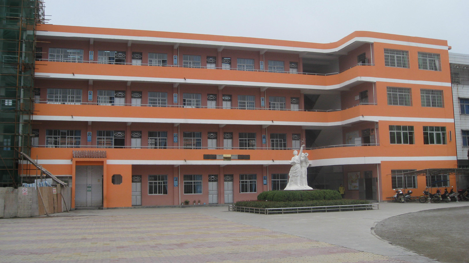  p>固镇县夹河小学创办于1958年,是一所公办完小,学校校长张敬利.