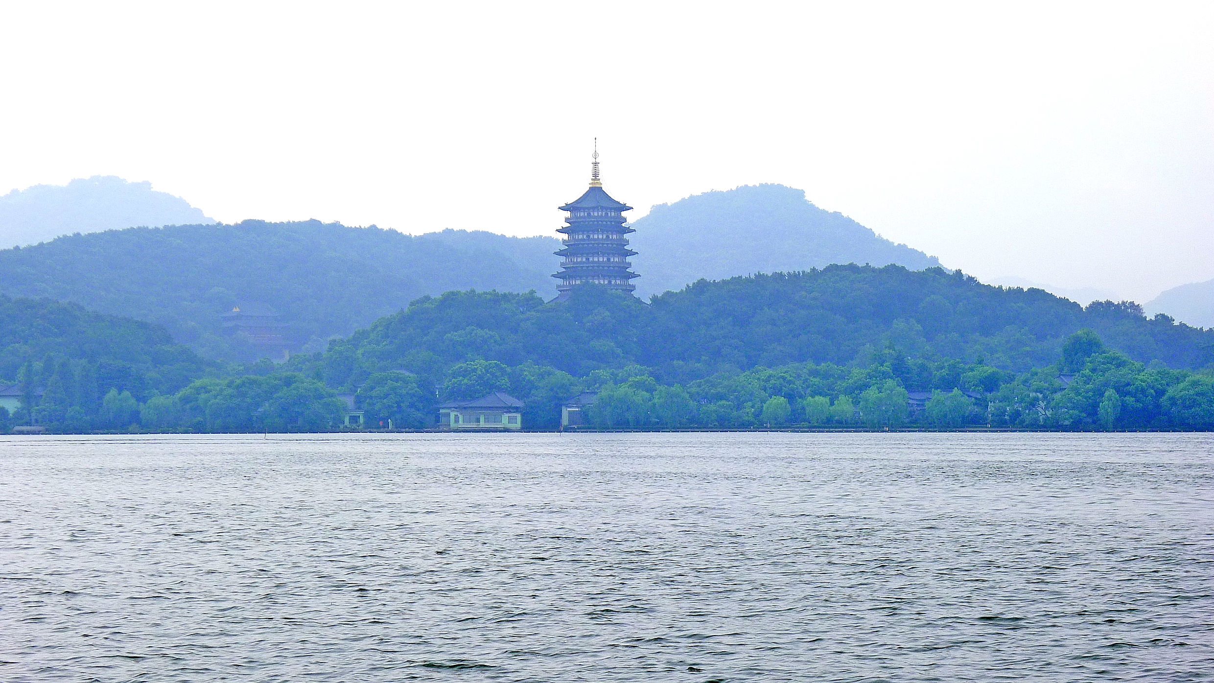  p>净慈寺,位于浙江省杭州市的西湖南岸,雷峰塔对面,是 a target="