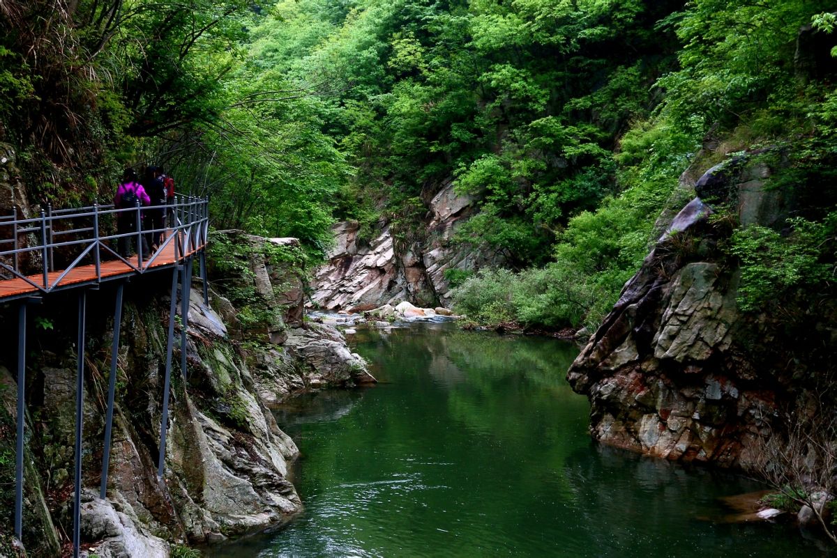  p>麻城桐枧冲瀑布群,又名大别山桐枧冲瀑布群,是以峡谷观光,瀑布游览