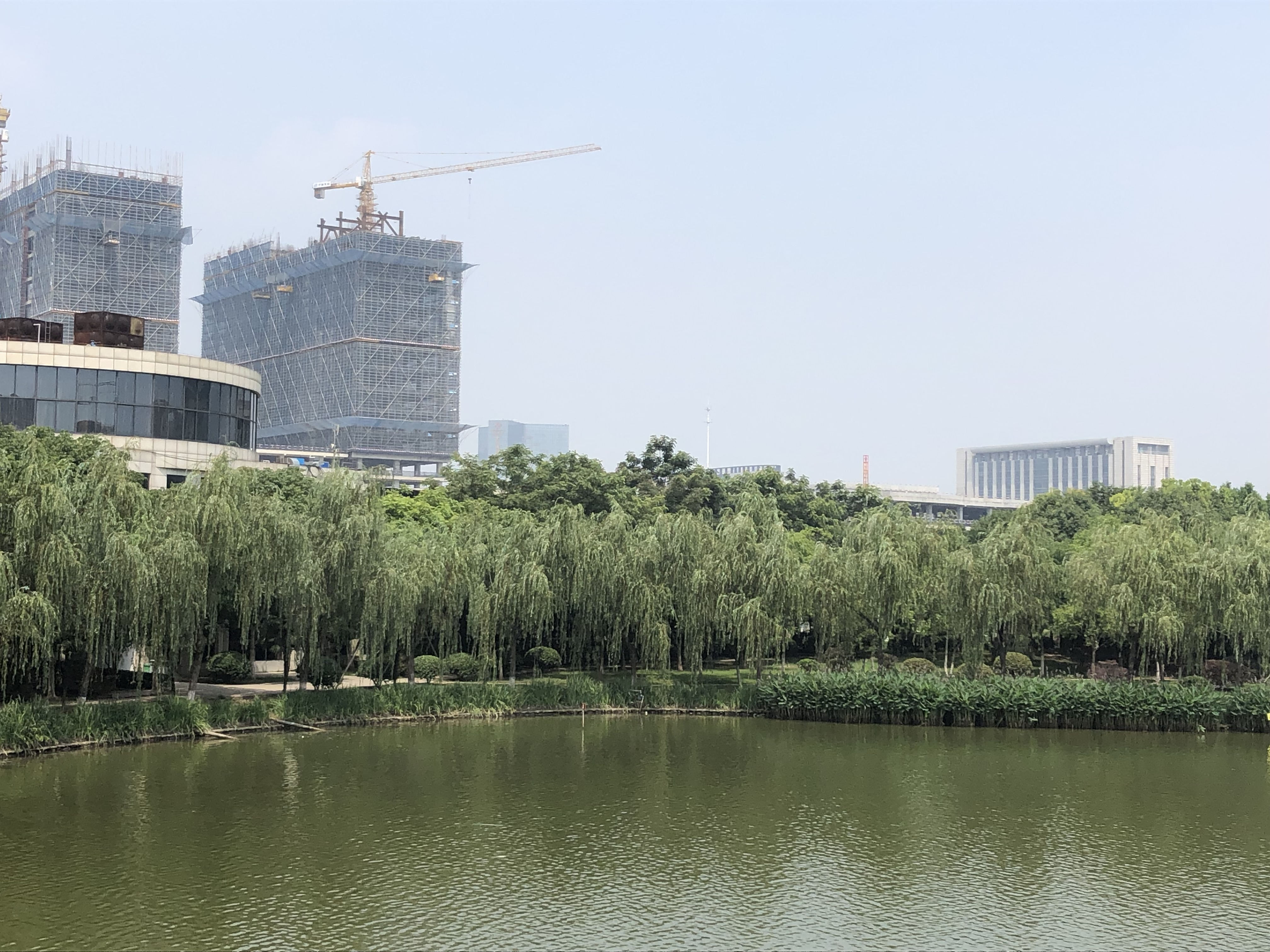 马洲公园位于滨江新城中心地带,新行政中心南首,北临阳光大道,为靖江