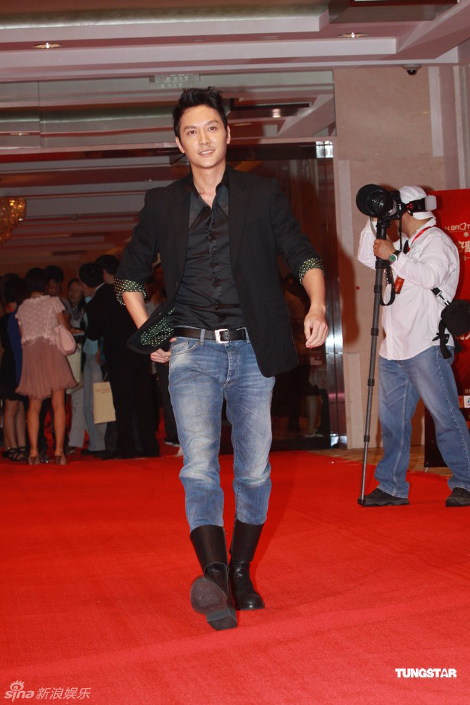  p>冯绍峰,原名冯威,1978年10月7日出生于上海市,中国内地男演员,毕业