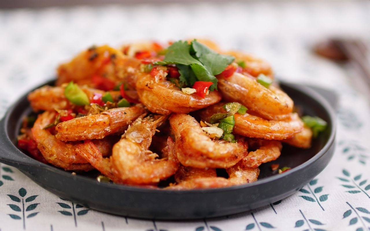  p>椒盐虾是一道色香味俱全的地方名肴,属于粤菜系.