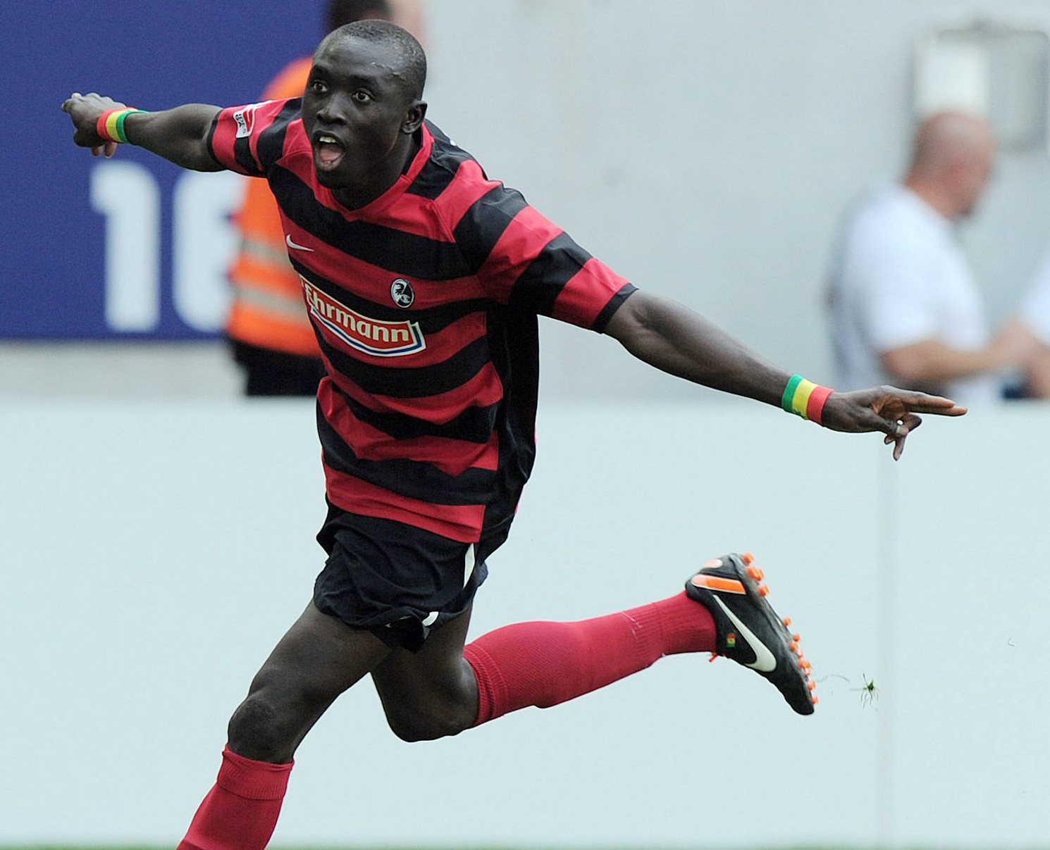  p>帕皮斯·登巴·西塞,1985年6月3日出生于塞内加尔, 塞内加尔足球