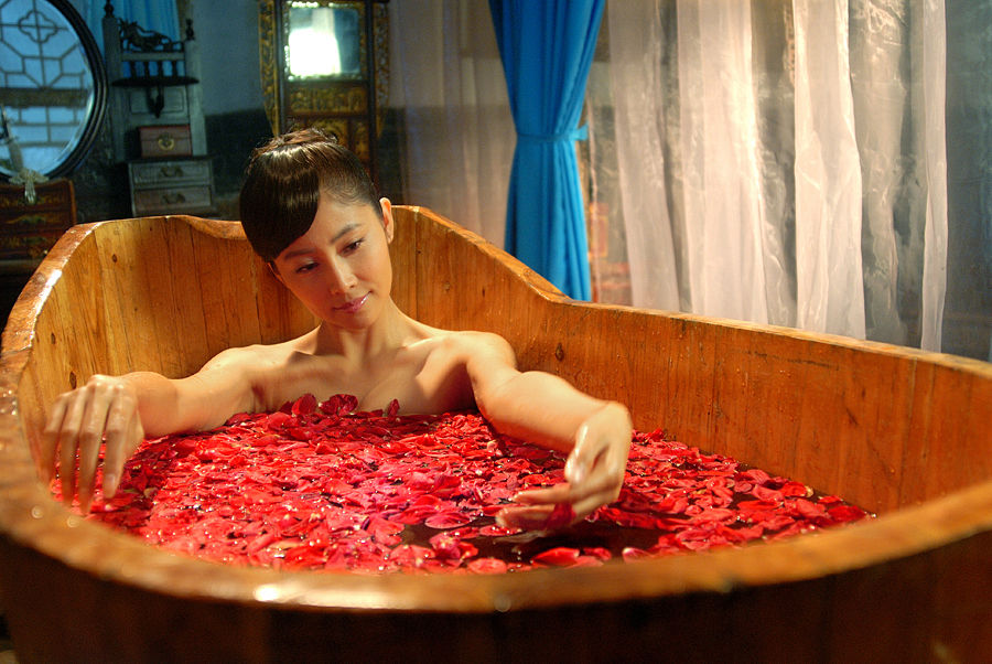  p>李芯逸(li xinyi),又名李彤,1978年4月30日出生于中国北京,中国