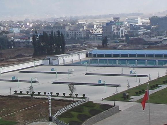  p>腾冲县第八中学建成于2004年,位于腾越镇中绮罗村贫热海路,按照省