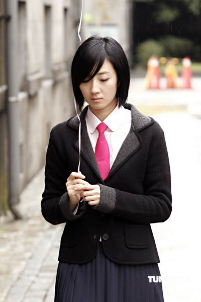  /p> p>2002年,还是学生的桂纶镁便出演了个人的首部电影作品《 a