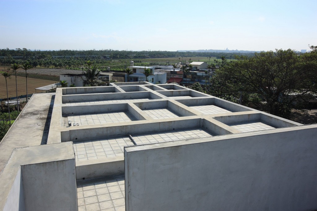 楼板的上部(一般的梁都是与楼板平的),但在地基处的基础梁一般为反梁