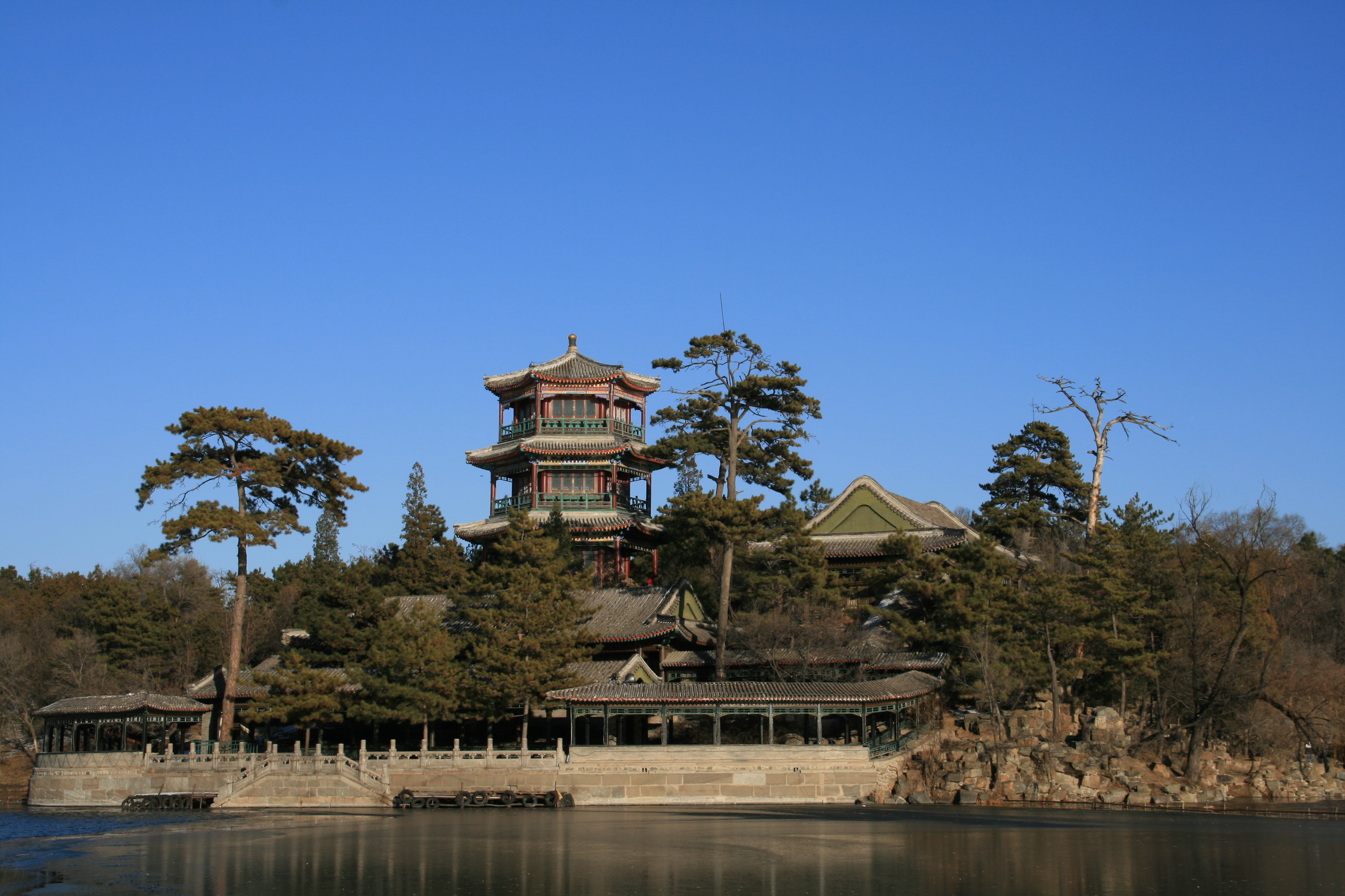 15395833">河北承德避暑山庄 /a>内,康熙帝南巡,欣赏江苏镇江金山景物