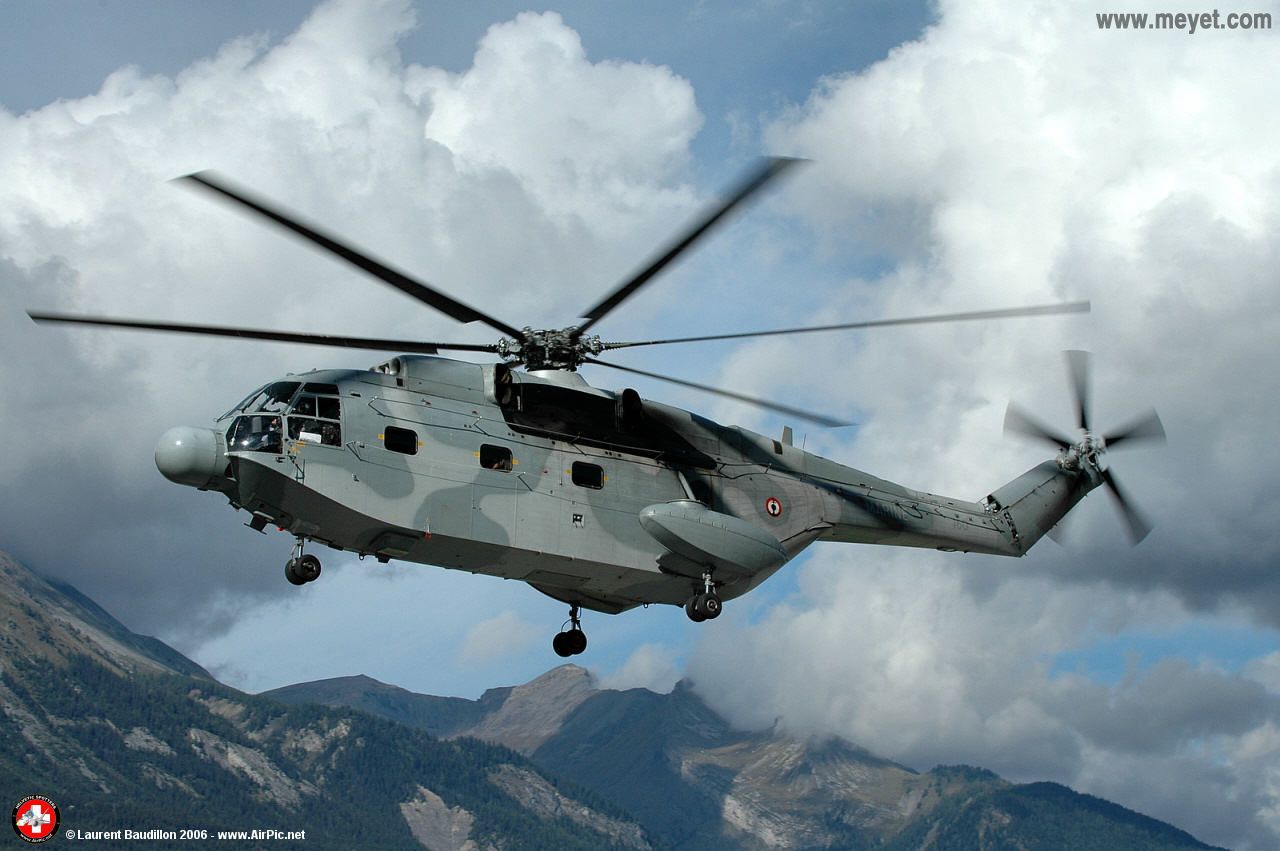 是由sa3200"黄蜂"直升机发展而来的