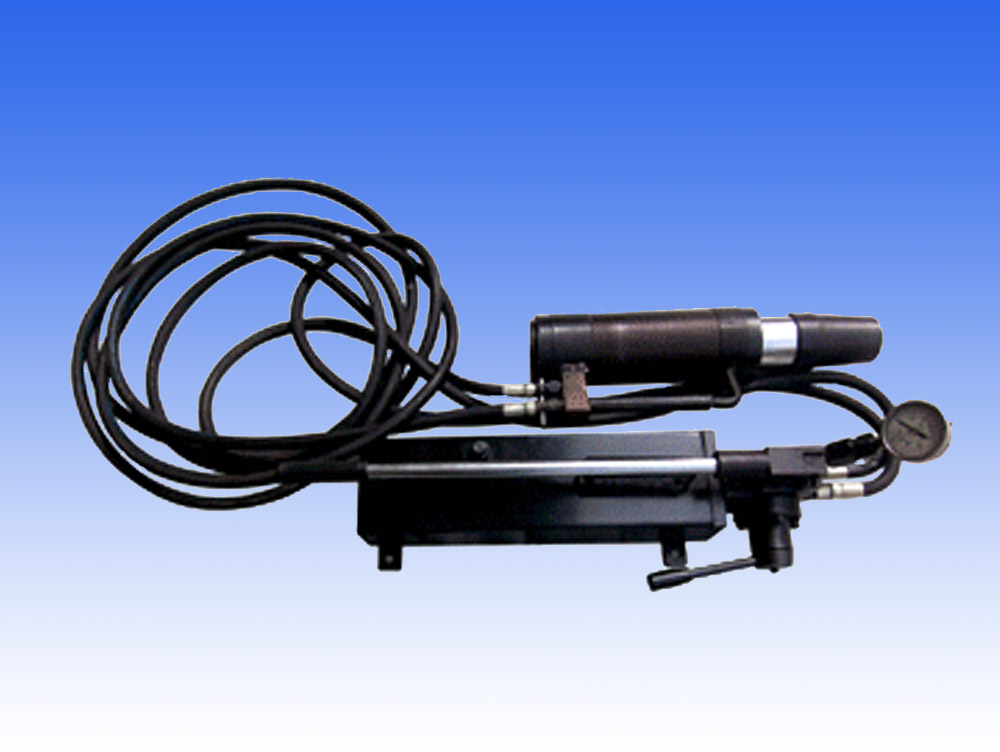 许多股钢束分别锚于 a href="#" data-lemmaid="2244789">锚锭 /a>内