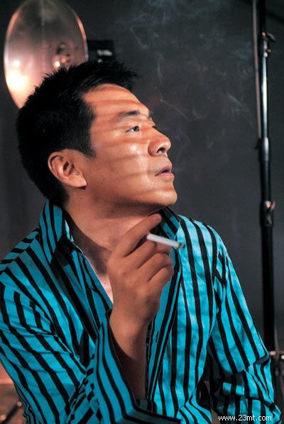  p>八十年代中期,曾经威风凛凛的跳伞教练张越新早已没了当年的豪情