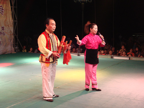师承湖北渔鼓王 a target="_blank" href="/item/龚本槐">龚本槐 /a>