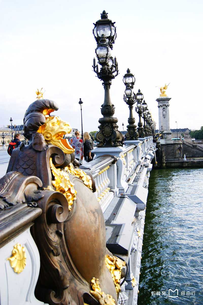  p>亚历山大三世桥(pont alexandre iii)于1900年落成,全长107米的桥