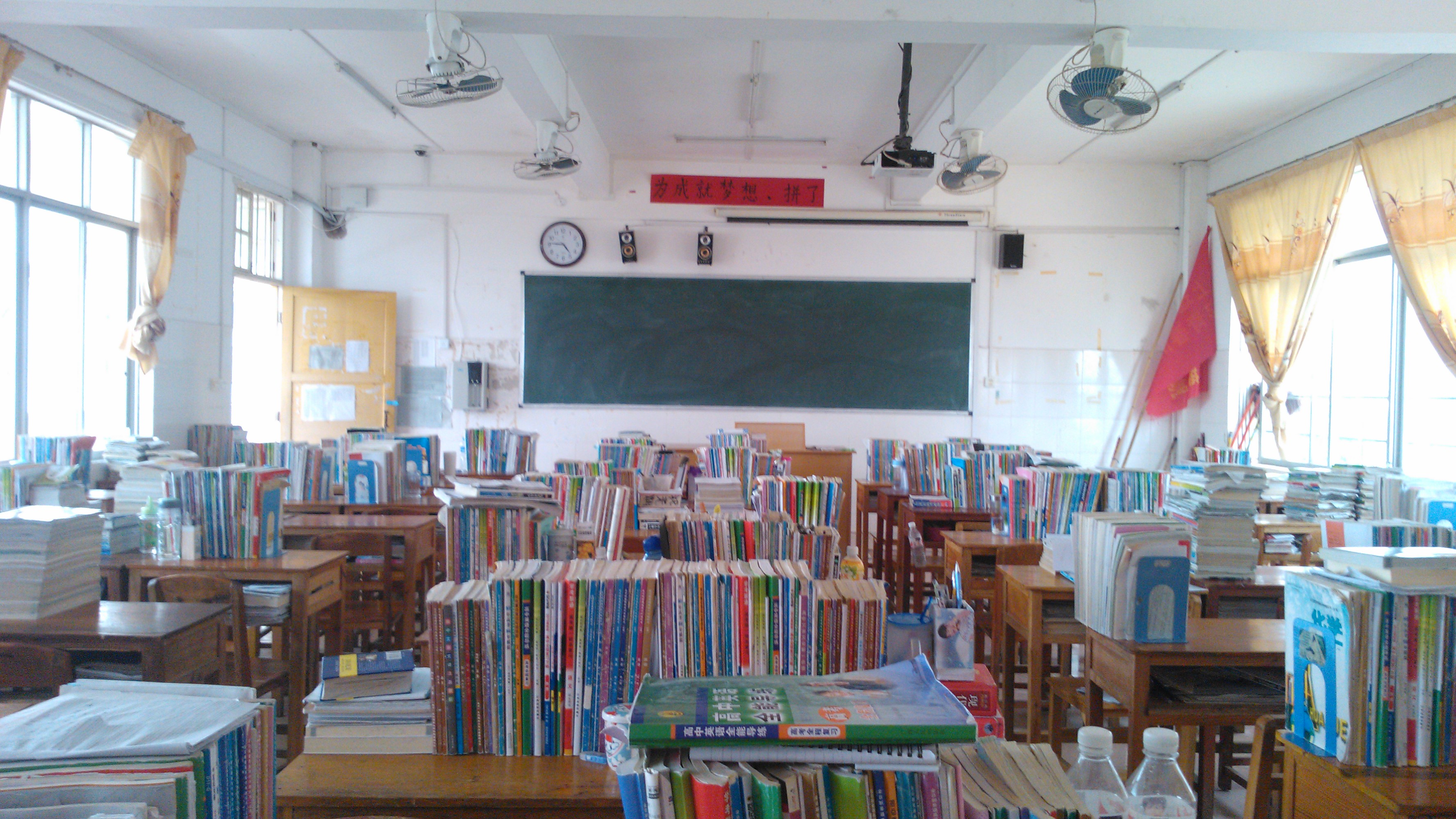 rwx">广西灵山县第二中学是一所县属全日制普通高中学校,简称灵山二中