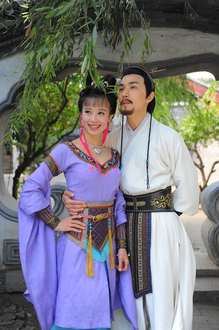 于浙江省金华市浦江县,毕业于浙江省艺术学院越剧表演班,中国女演员