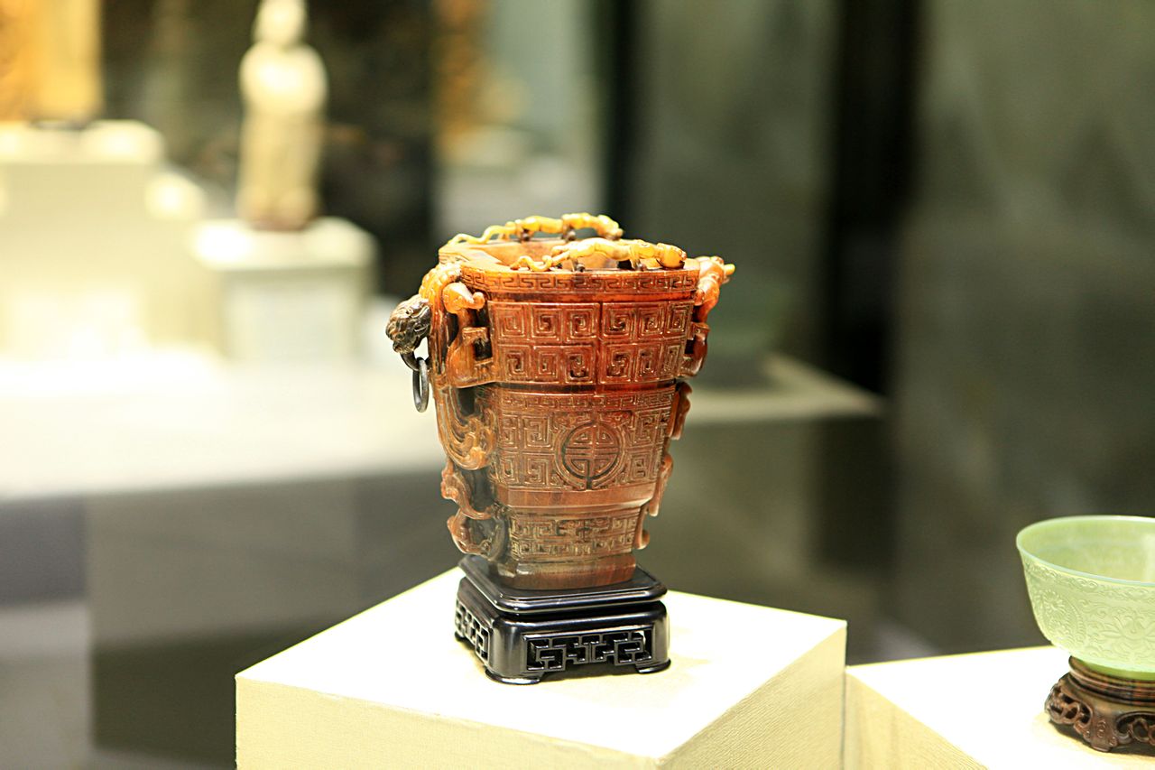  p>苏州的工艺美术,历史源远流长,品种丰富多样,形式千姿百态.