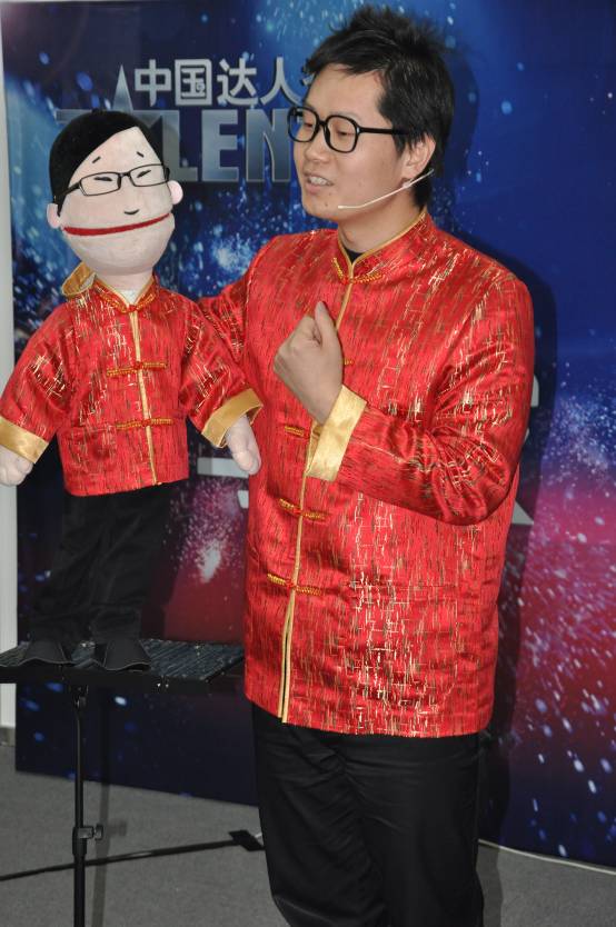  p>郑毅,中国大陆地区第一位职业腹语演员.