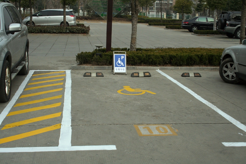  p> b>  b>无障碍停车位是指为肢体残疾人驾驶或者乘坐的机动车专用的