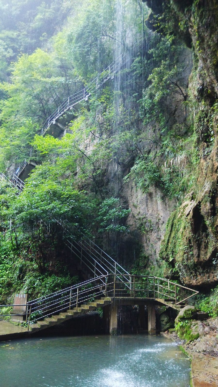  p>丫山风景区位于安徽省 a target="_blank" href="/item/芜湖市