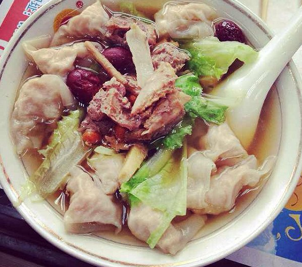  p data-id="gn7oz1yh9y">鸽汤馄钝是一道菜品,主料是鸽子,馄饨等