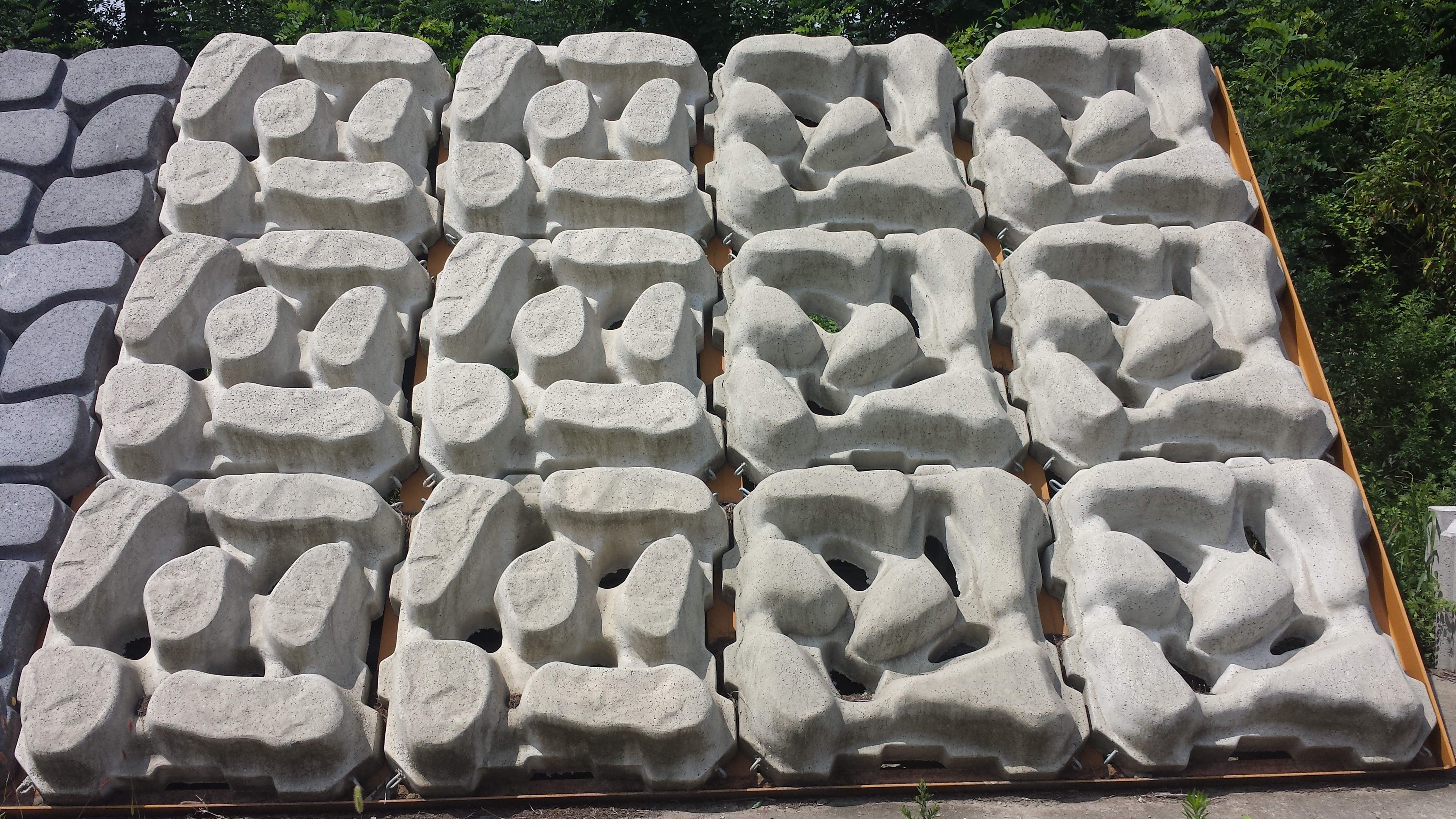  p>护坡砌块,工程名词,即用于河道,湖泊,海岸边等防护用的砌块. /p>