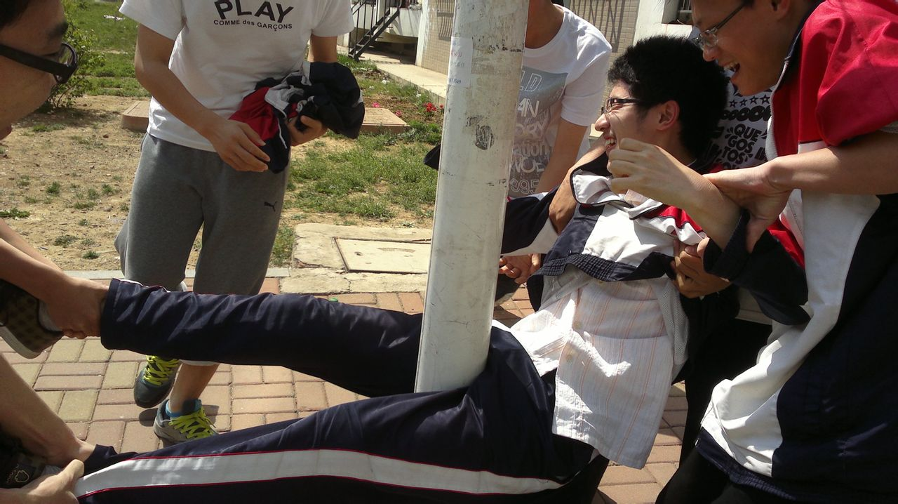 " data-lemmaid="122340">台湾 /a>,是指一种多个人抓住一个人的四肢