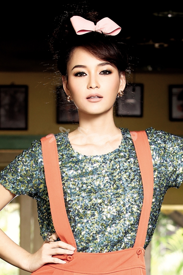  p>楠迪·宗拉维蒙(bee),1982年11月23日出生于泰国曼谷,泰国模特