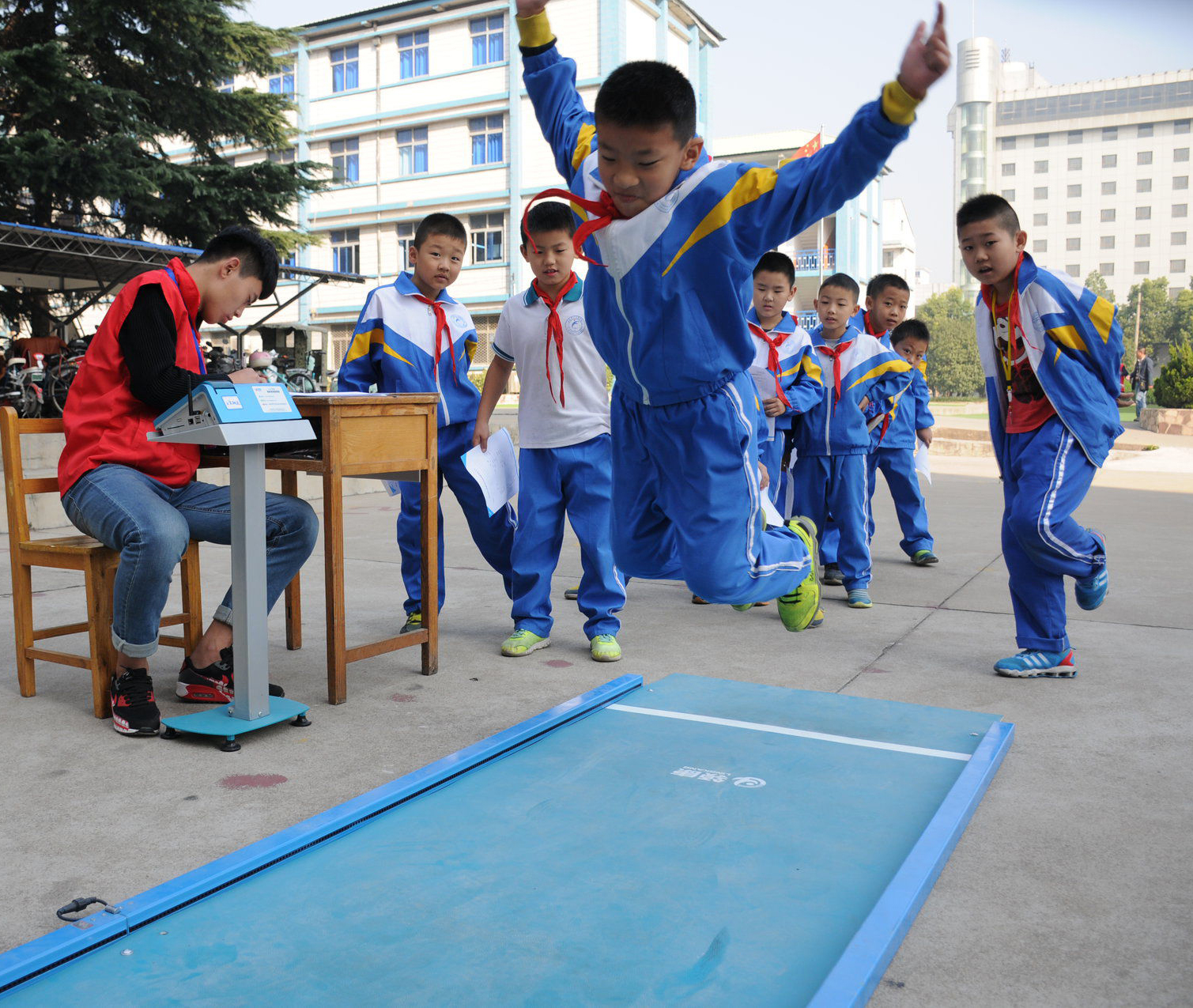  p>立定跳远是指不用助跑从立定姿势开始的跳远,是集弹跳, a target="