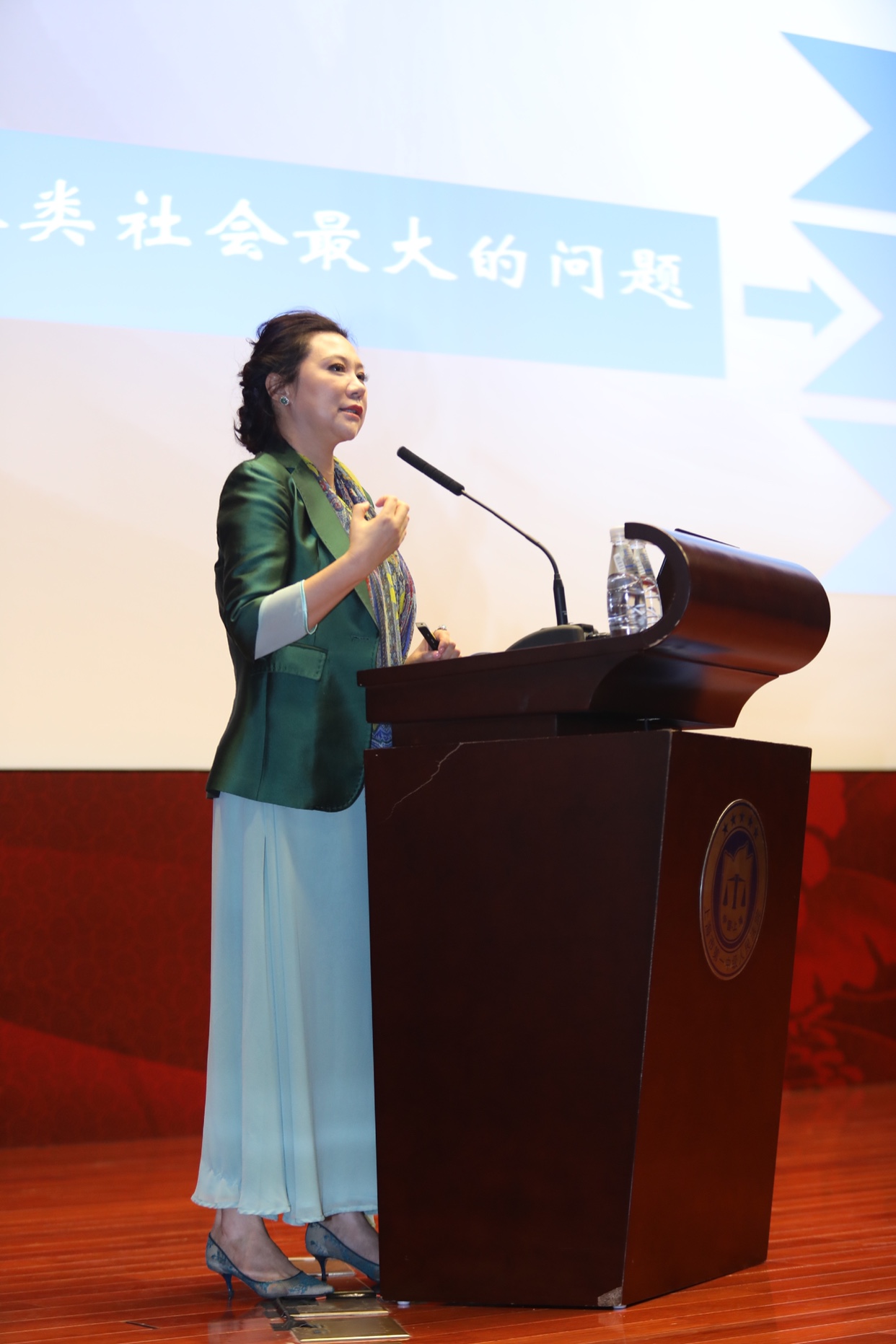  p>张露,教授,新加坡著名华文女作家,新加坡宝路集团