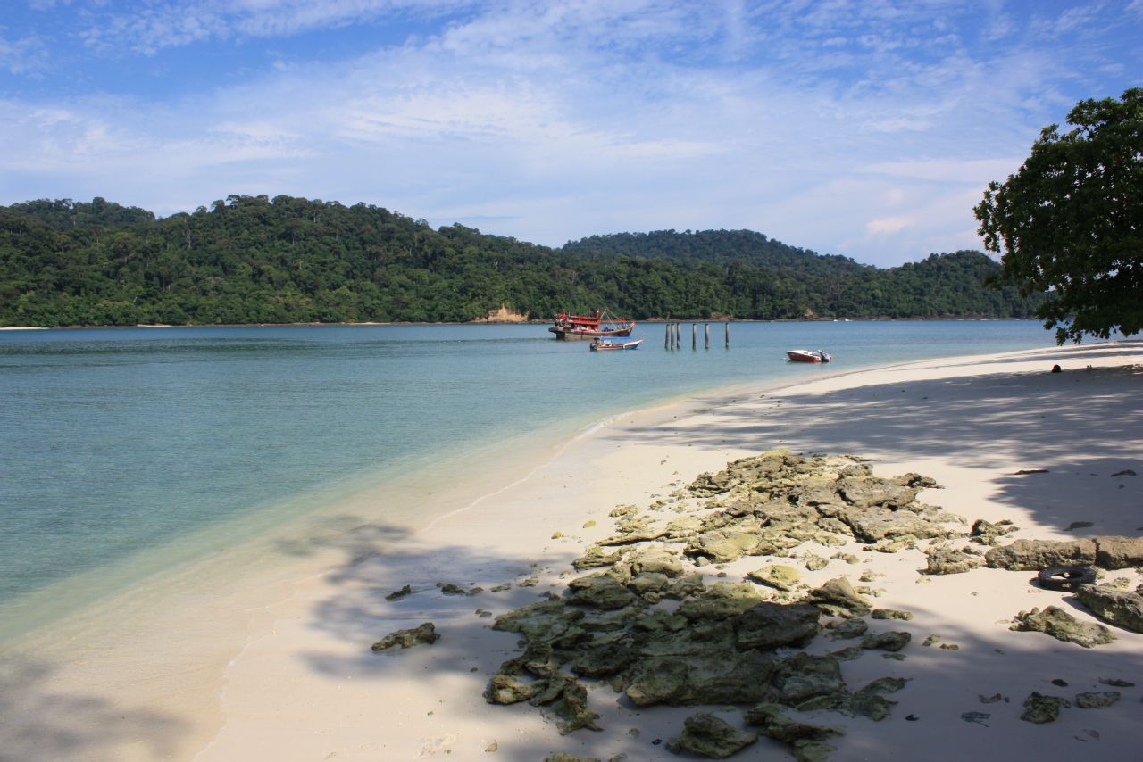  p data-id="gnwtqwf60t">中国白沙滩所以得名是因为细白如银的沙滩