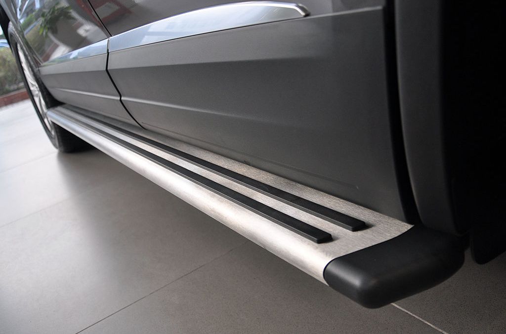 迎宾踏板主要安装在车门边的防泥的垫板,4个车门都有.