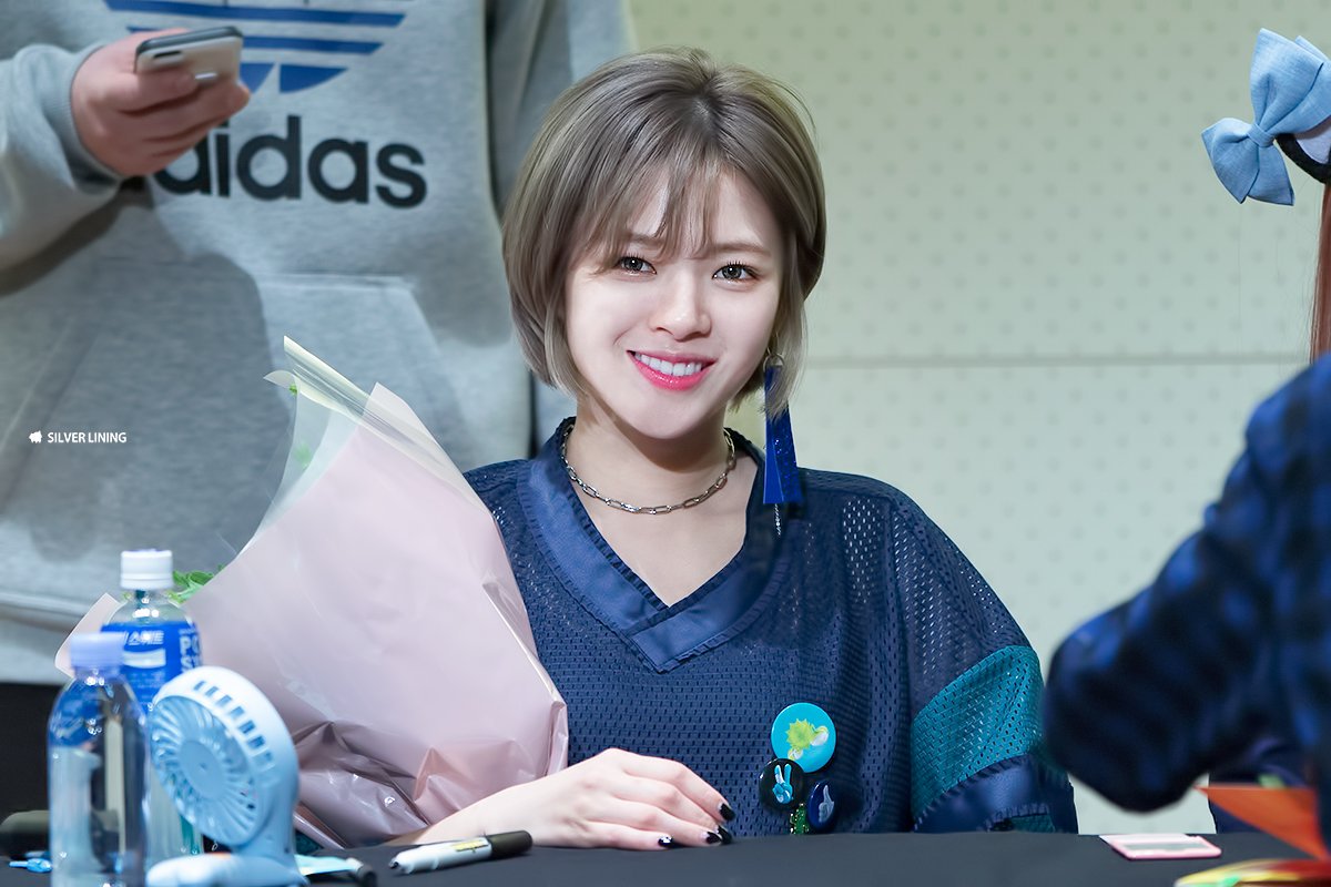  p>俞定延,1996年11月1日出生于韩国水原市,韩国女歌手,女子演唱组合 