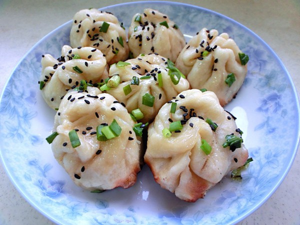 生煎馒头是上海地区特色 a target="_blank" href="/item/传统小吃