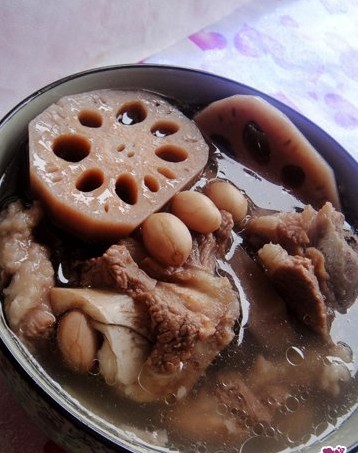  p>莲藕花生排骨汤是一种美食,主料有排骨500克, a href="#" data