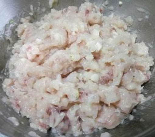  /p> p data-id="gnver1jpra">制作时需要注意,鱼肉必须去净骨刺,才能